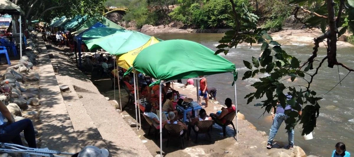 Construcción ilegal de terrazas y negocios que generan basuras sobre el río Guatapurí Foto: archivo El Tiempo