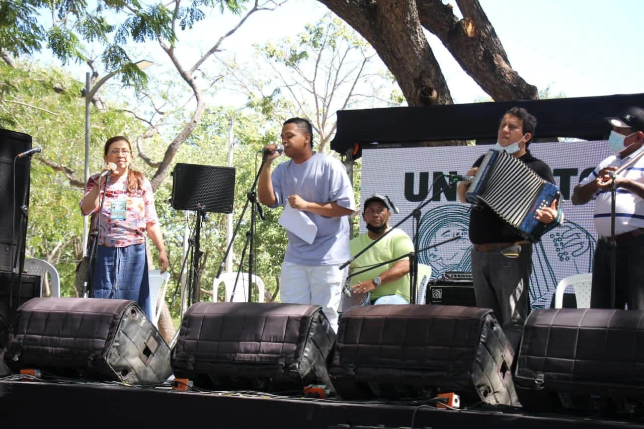 Cantantes en tarima a orillas del río Guatapurí. Foto: Cortesía.