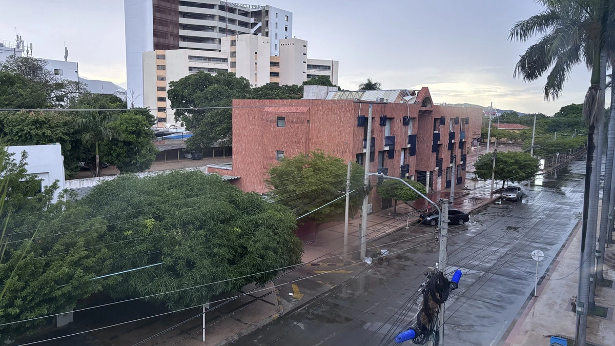 Calles mojadas y cielo nublado en Valledupar, tras las lluvias registradas en la ciudad. Foto: EL PILÓN