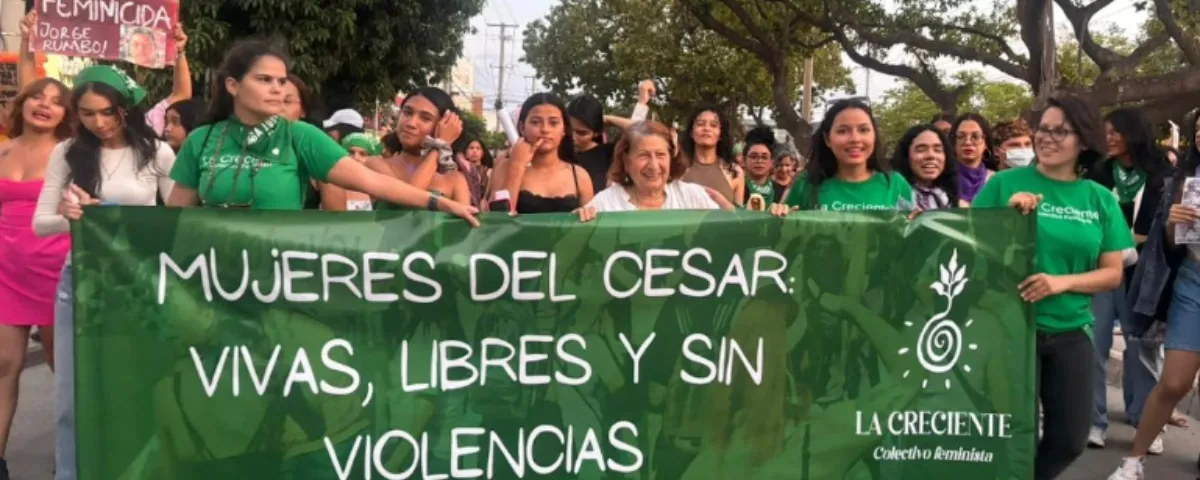 Integrantes del colectivo feminista 'La Creciente' encabezan una movilización masiva bajo la consigna “Mujeres del Cesar: vivas, libres y sin violencias”. La protesta social busca visibilizar las alarmantes cifras de violencia intrafamiliar y feminicidios que empañan el panorama judicial del departamento. Foto: Archivo / EL PILÓN.