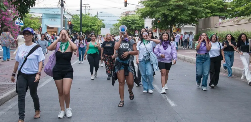 Con arengas y pañoletas moradas y verdes, colectivos de jóvenes marchan por las avenidas de Valledupar exigiendo espacios públicos seguros y verdaderas oportunidades de inclusión laboral, frenando la brecha económica que hoy afecta a la población femenina local. Foto: Archivo / EL PILÓN.