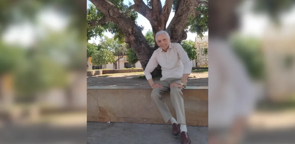 Gustavo Gutiérrez bajo el palo de mango de la plaza Alfonso López