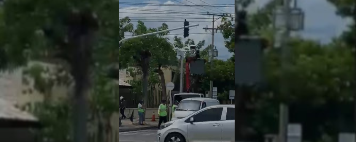 Operadores de tránsito instalan las SAST.