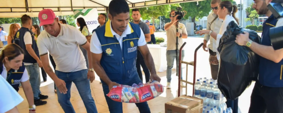 Ciudadanos entregaron alimentos y otras ayudas en el punto de acopio habilitado frente a la Gobernación del Cesar para apoyar a las familias afectadas por el terremoto. Foto: Said Armenta/EL PILÓN.