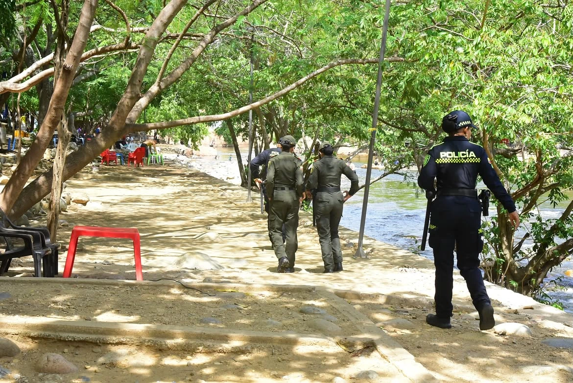 Placas de concreto instaladas sobre la ronda hídrica del río Guatapurí serán retiradas durante la nueva jornada de intervención en el balneario Hurtado. Foto: Alcaldía de Valledupar.