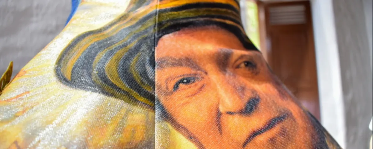 El rostro del maestro Rafael Escalona con su infaltable sombrero vueltiao engalana uno de los vestidos principales de la exhibición.