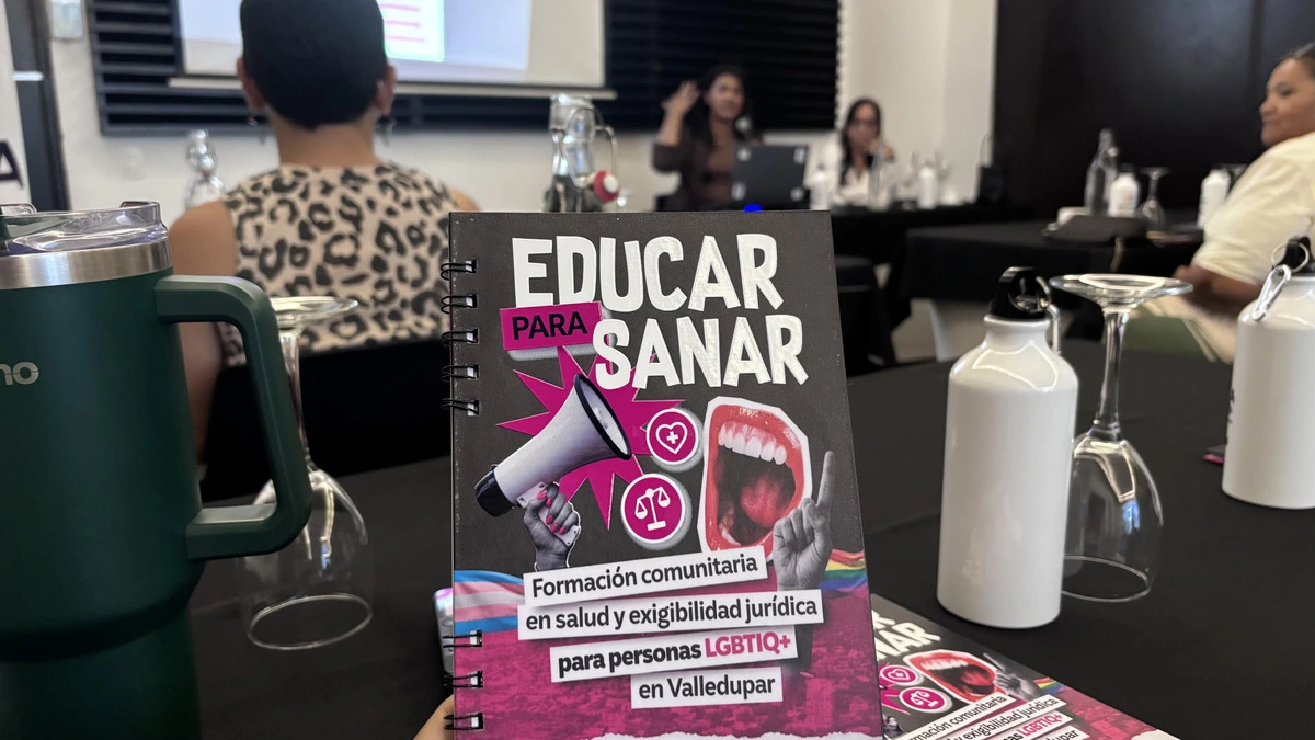 Presentan en Valledupar la cartilla Educar para sanar, una guía para fortalecer la atención en salud y la defensa de los derechos de las personas LGBTIQ+. Foto: EL PILÓN.