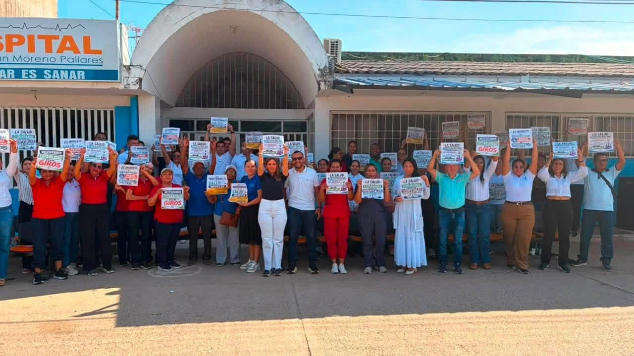 Trabajadores médicos y administrativos protestan frente a la entrada de la institución durante el paro pacífico, exigiendo el pago de ocho meses de deuda de la EPS Asmet Salud para evitar el cierre total de servicios.