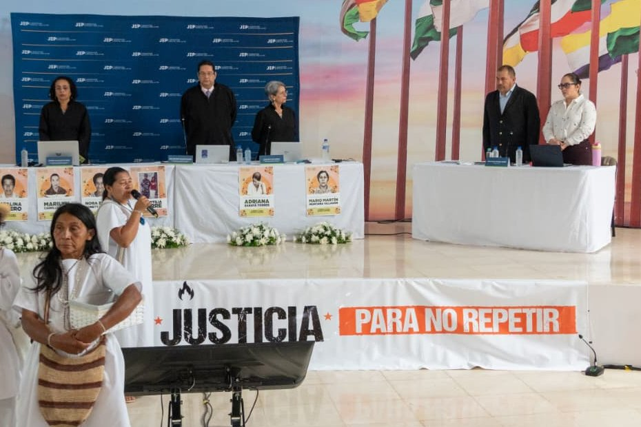 Magistrados de la Jurisdicción Especial para la Paz presidieron la audiencia restaurativa la que el coronel (r) Juan Carlos Figueroa Suárez. Foto: JEP.