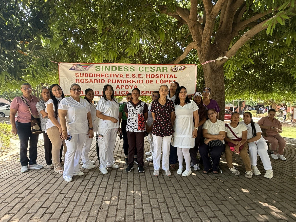 Personal médico y asistencial del Hospital Rosario Pumarejo de López durante su jornada, en medio de la discusión sobre la formalización laboral y la crisis financiera de la institución. Foto: Said Armenta.
