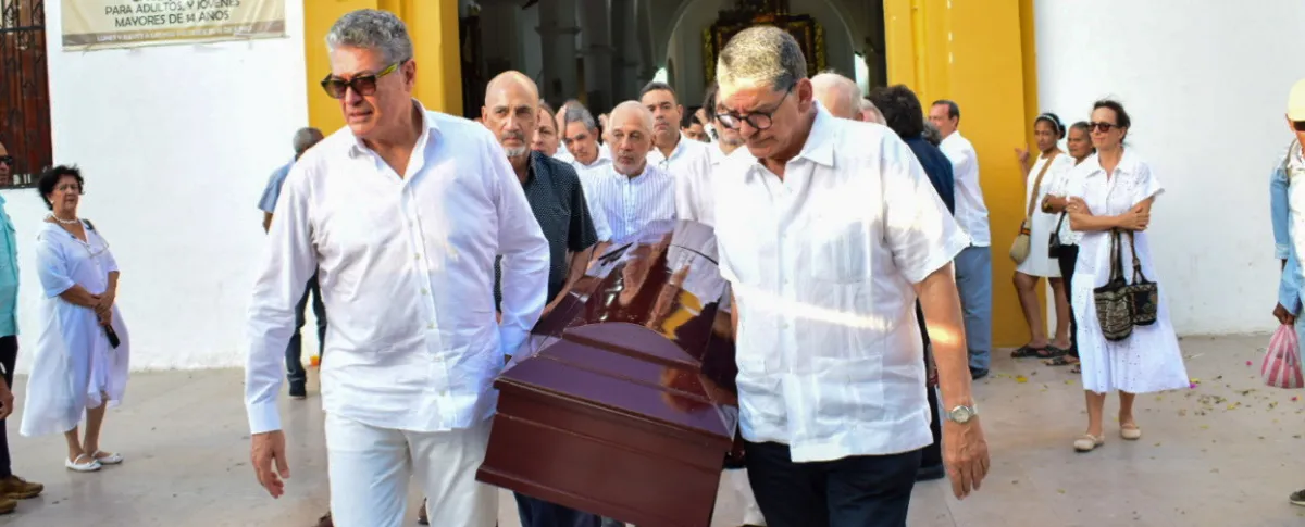 Una vez finalizada la eucaristía, sus restos fueron llevados en el coche fúnebre al Cementerio Central de Valledupar. Foto: Said Armenta.
