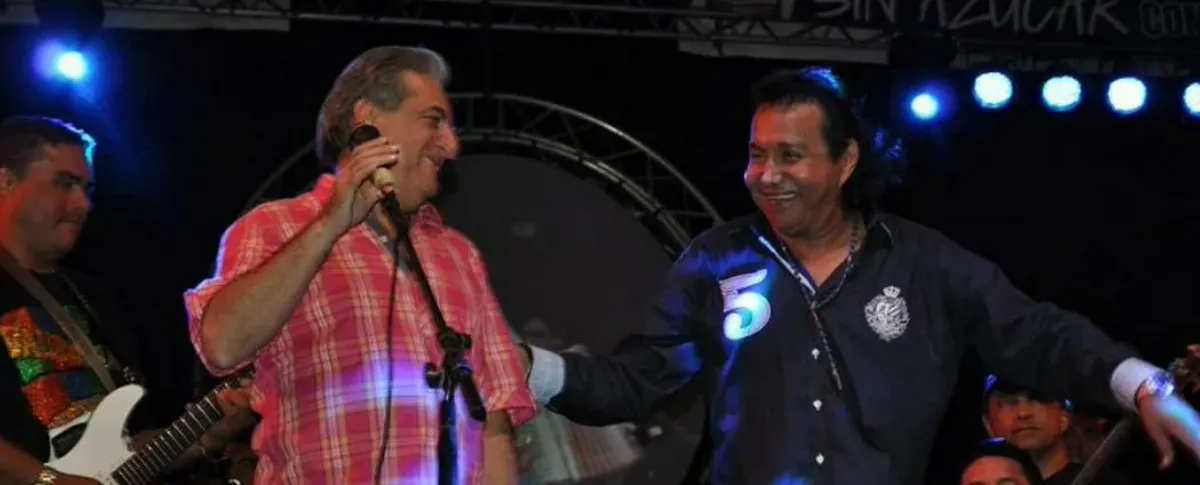 Diomedes Díaz y Jorge Oñate durante una presentación musical.