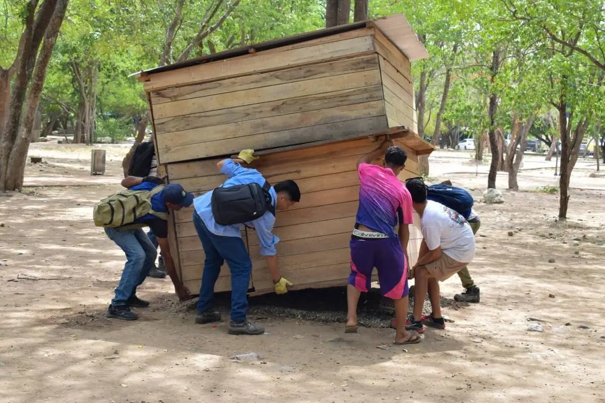 Funcionarios de la Alcaldía y comerciantes participaron en el retiro de carpas, terrazas y otras estructuras instaladas en el balneario Hurtado, durante la intervención para recuperar la ronda hídrica del río Guatapurí. Foto: Said Armenta.