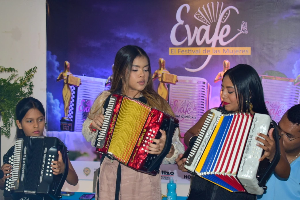 Wendy, Salomé Peña y María del Rosario Ortiz posan con sus acordeones durante el lanzamiento de EVAFE 2026 en Valledupar. Foto: Said Armenta.