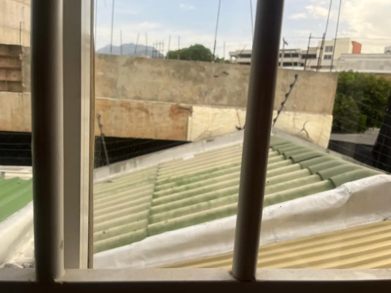 Residentes de Las Orquídeas cuestionan la construcción de parqueaderos de segundo nivel junto a la pared perimetral del conjunto y piden una revisión técnica de la obra. Foto: Cortesía.