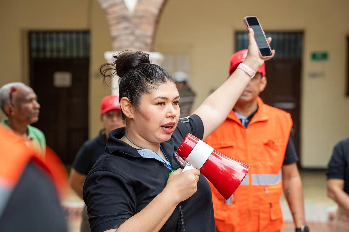 Durante un sismo, mantenga la calma, agáchese, cúbrase y agárrese; al finalizar el movimiento, evacúe con precaución hacia un punto seguro y siga únicamente información oficial. Foto: Alcaldía de Valledupar.