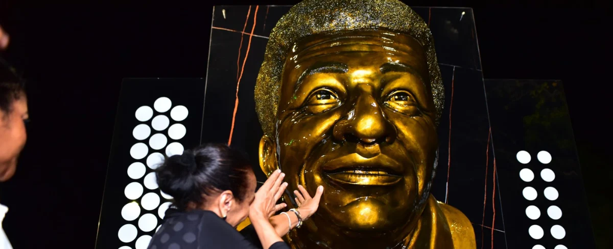 Escultura en homenaje a Calixto Ochoa.