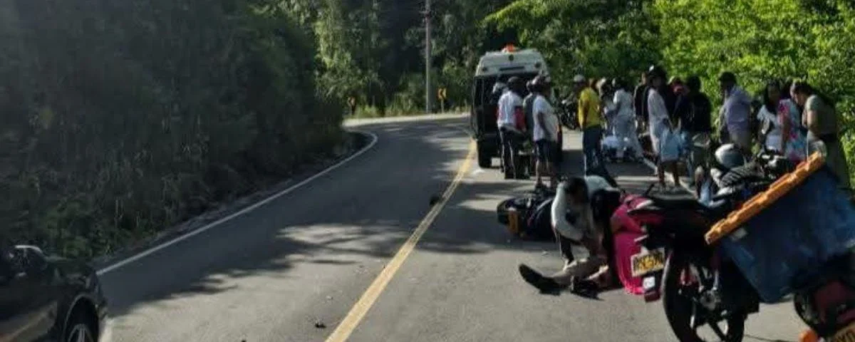 Cinco heridos, tres delicados: fuerte choque de motos en la vía Manaure–La Paz
