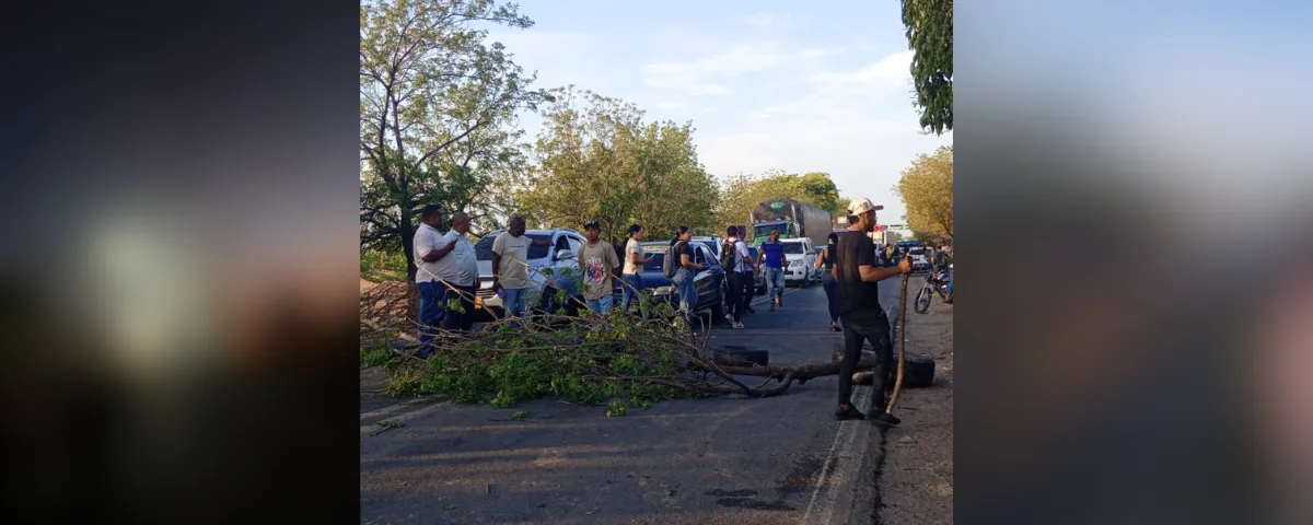 Manifestantes bloquean la vía Barrancas–Fonseca con troncos y neumáticos encendidos para exigir un mejor servicio de energía.