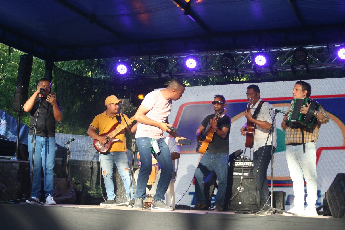 Artistas participantes durante una presentación del Festival ‘Un Canto al Río’ 2025, donde la música vallenata se convirtió en un mensaje de amor, memoria y defensa del río Guatapurí. Foto: EL PILÓN.