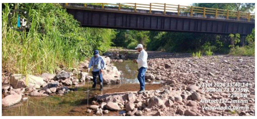 Técnicos de Corpocesar realizaron aforos en corrientes superficiales del Cesar para medir el caudal disponible antes de un posible periodo de menor lluvia asociado a El Niño 2026-2027. Foto: Corpocesar.