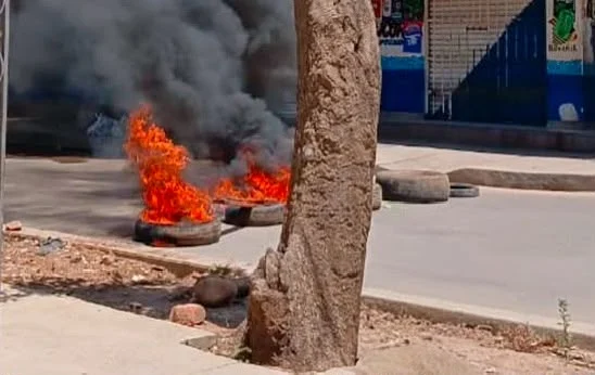 Habitantes de sectores afectados por los cortes de energía realizaron protestas y quemas de llantas para exigir a Afinia una solución ante las interrupciones recurrentes del servicio. Foto: Said Armenta.