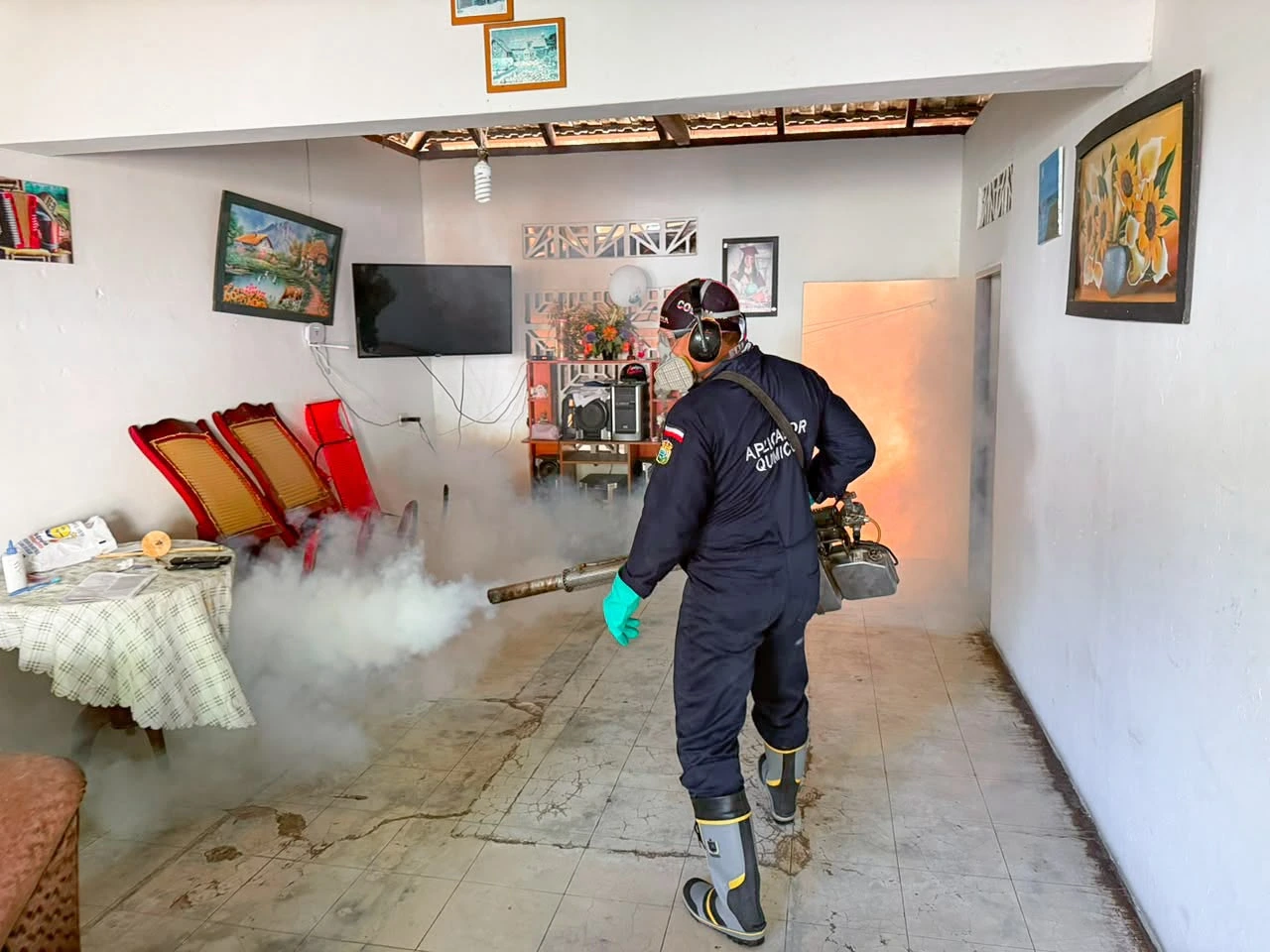 Personal de la Secretaría Local de Salud de Valledupar realiza jornadas de fumigación en sectores priorizados para reducir la presencia del mosquito Aedes aegypti. Foto: Secretaría Municipal de Salud.
