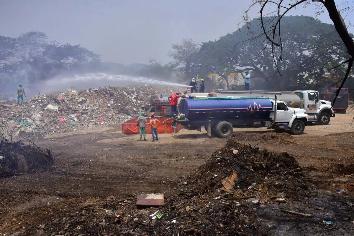 El incendio en El Tarullal, en Valledupar, evidenció el impacto de la temporada seca y la alerta por el fenómeno de El Niño en la ciudad. Foto: Cuerpo de Bomberos Voluntarios de Valledupar.