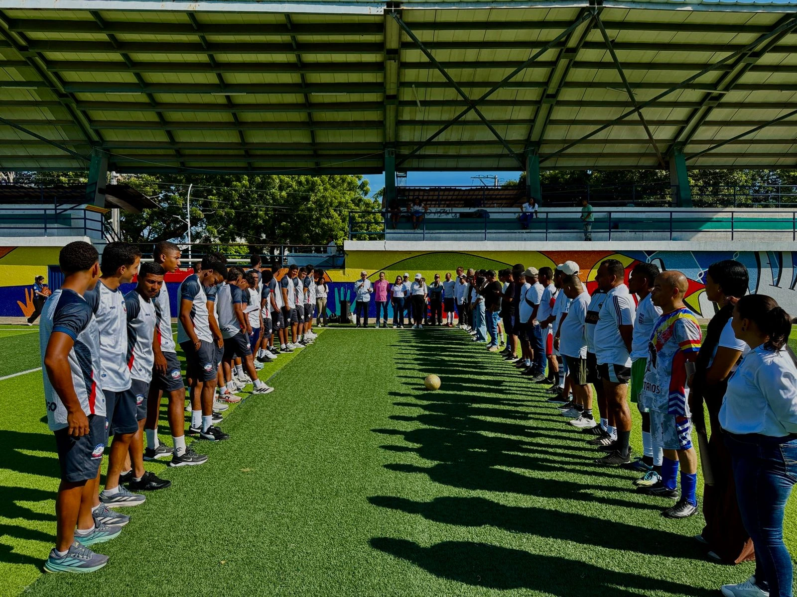 Los participantes del Partido por la Paz posan junto a los jugadores de la categoría Sub-19 de Alianza Valledupar, tras el encuentro realizado en la cancha Las Flores como antesala a la Semana por la Paz. Foto: ARN.