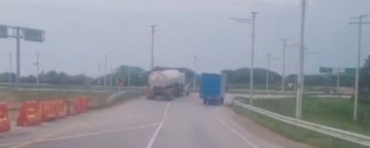Video: camión cisterna se volcó tras perder el control en una curva de Bosconia