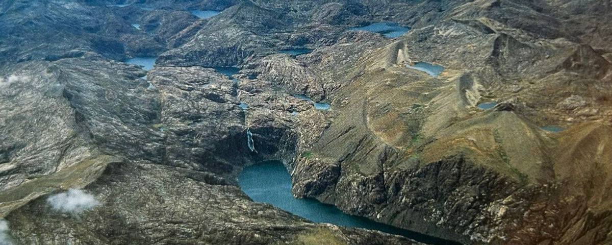 Lagunas de nacimientos de la Sierra Nevada de Santa Marta. Foto tomada del libro 'Cañones de Colombia', de Juan Manuel Díaz Merlano. Edic Banco Occidente. Afirma Díaz que el IGAC clasificó el cañón ‘Guatapurí Donachui’ de 30 km de longitud y 1.000 metros de profundidad.