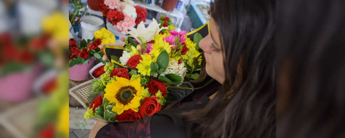 Compra de flores para el Día de Amor y Amistad. FOTO: Said Armenta