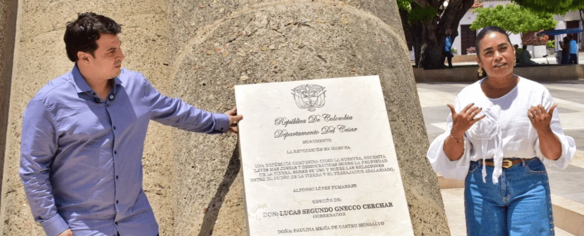 El presidente del Concejo, 'Lalo' Gnecco, y la jefa de la Oficina de Cultura, Yanelis González, entregaron la nueva placa.