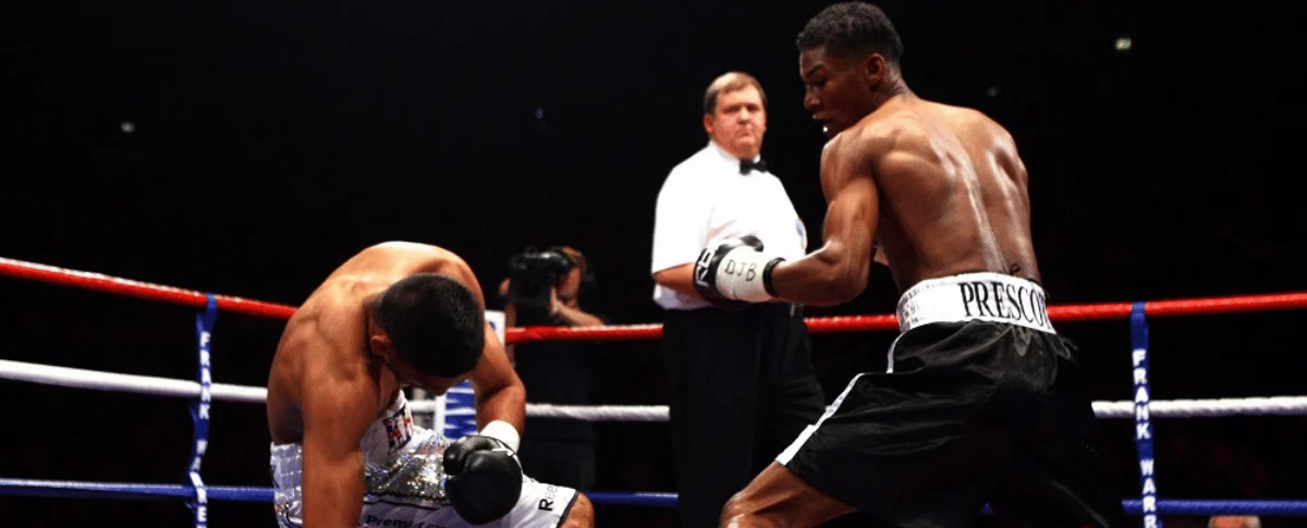 Breidis Prescott en el momento en que tumba a Amir Khan, el 6 de septiembre de 2008, hace 18 años. 