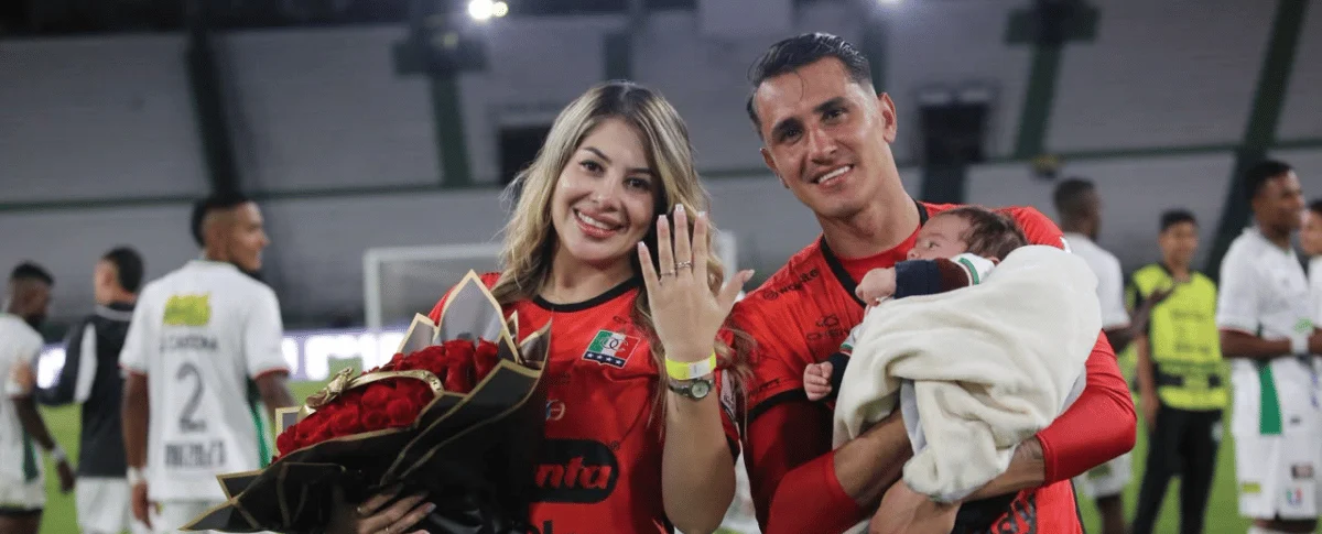 Joan Parra y su prometida.