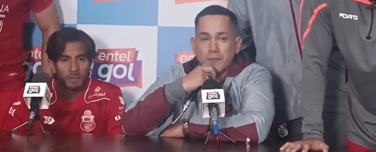 En la rueda de prensa posterior al compromiso, el estratega reveló que el arquero fue contactado para condicionar el desarrollo del juego bajo violencia.