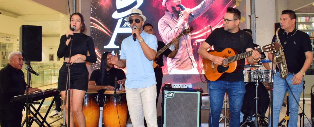 Durante su presentación, el solista ofreció un repertorio nutrido que abarcó desde la salsa romántica hasta ritmos tropicales. Foto: Said Armenta.