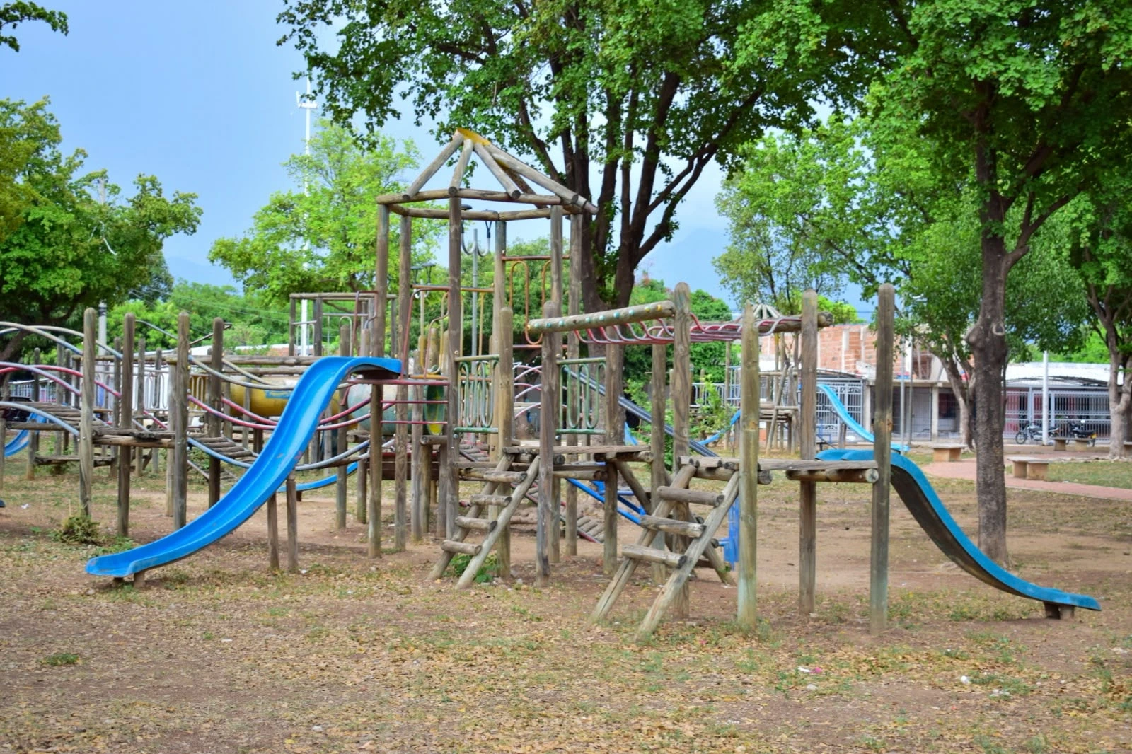 Juegos infantiles, como resbaladeros y columpios, presentan deterioro y piezas dañadas, una situación que preocupa a los habitantes por los riesgos para los niños. Foto: Said Armenta.