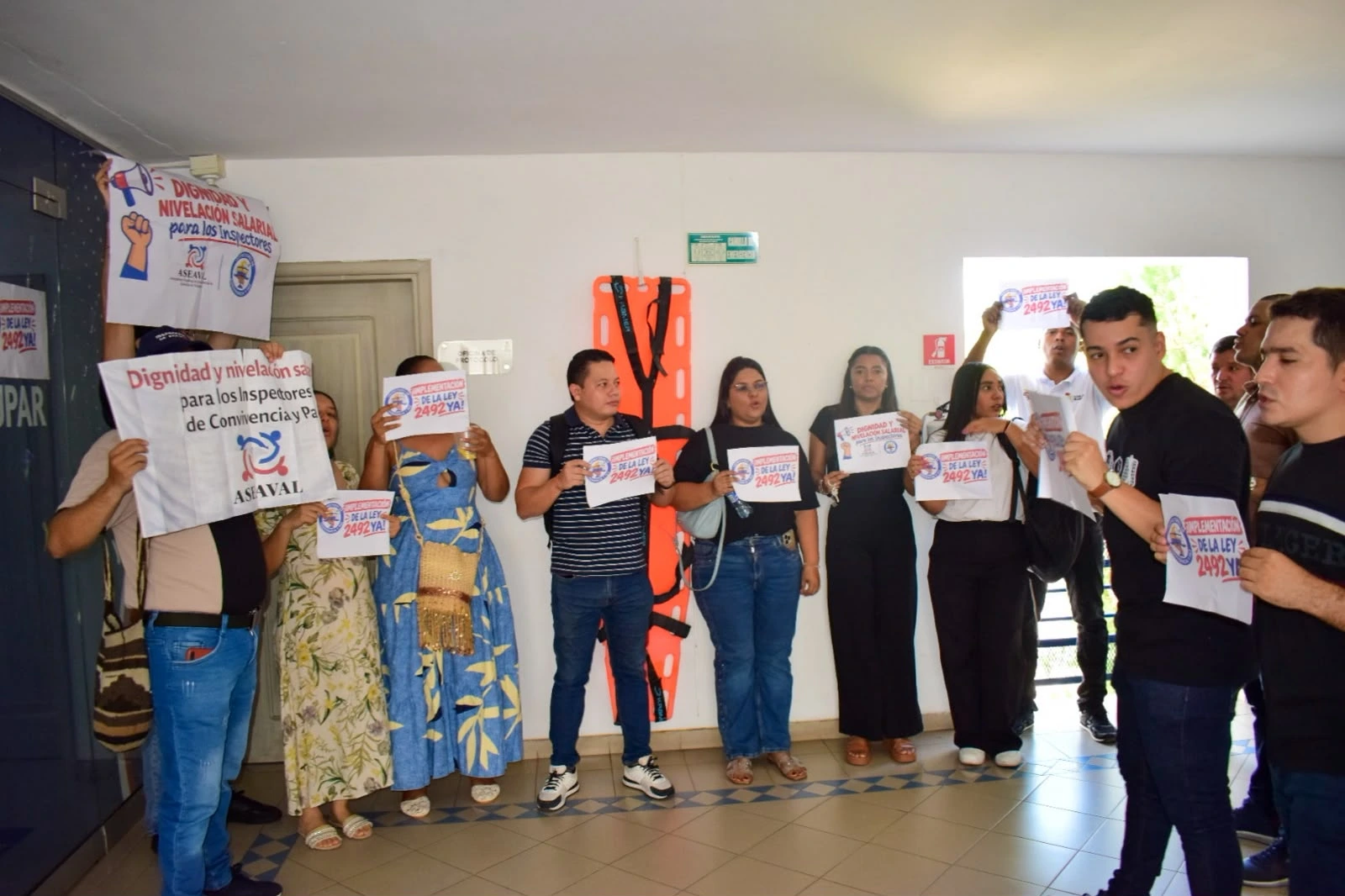 Inspectores de Policía rurales y urbanos de Valledupar protestaron en el segundo piso de la Alcaldía para exigir la implementación de la Ley 2492 de 2025 y mejores condiciones laborales. Foto: Said Armenta.