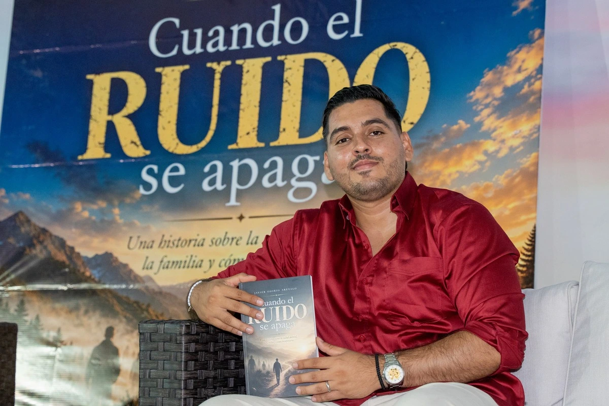 Javier, autor de Cuando el ruido se apaga, durante el lanzamiento de su primera obra, en la que comparte reflexiones sobre salud mental, trastorno afectivo bipolar, redes de apoyo y la posibilidad de reconstruir proyectos de vida. Foto: Cortesía.