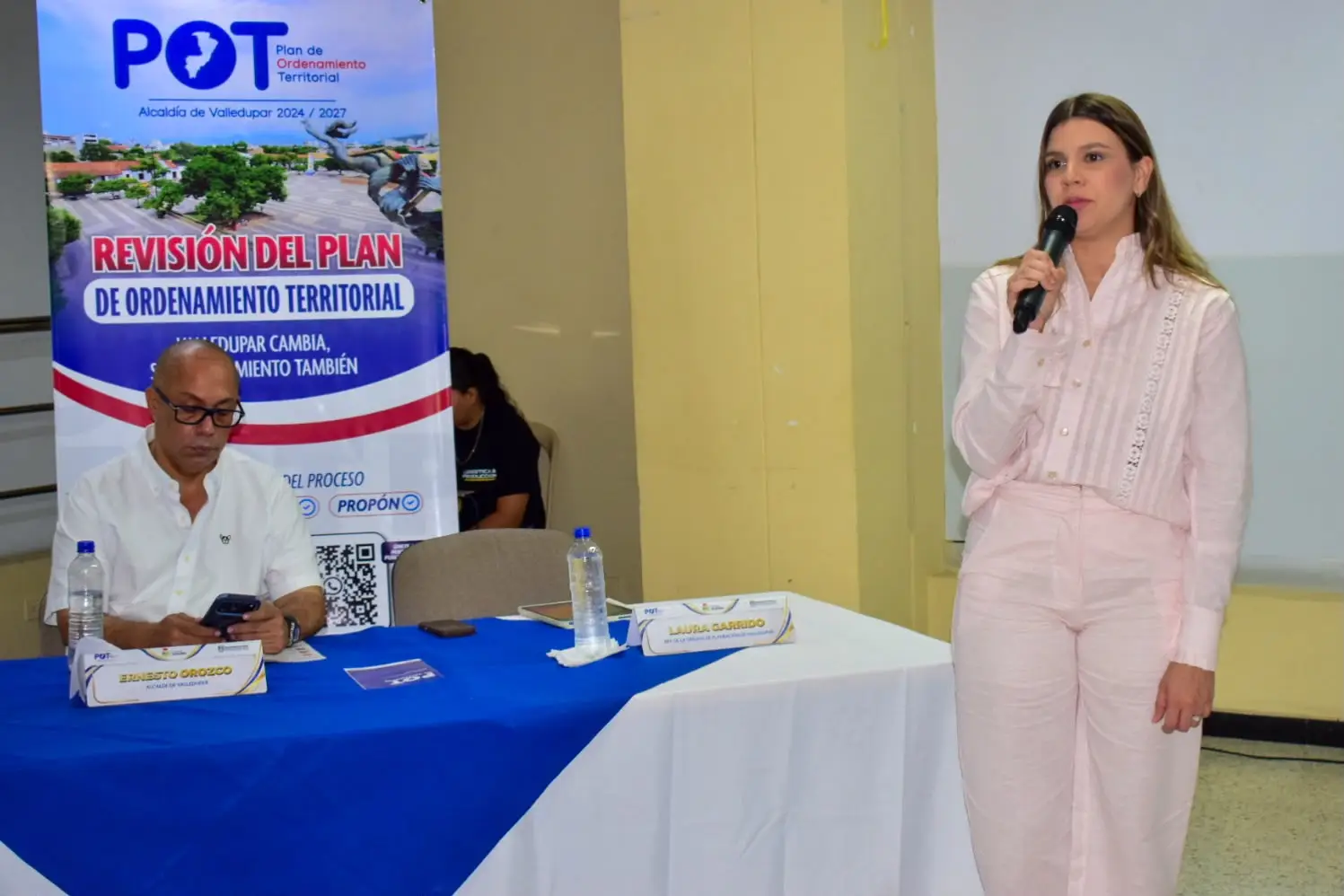 Laura Garrido, jefa de la Oficina Asesora de Planeación, y representantes de la Universidad Distrital Francisco José de Caldas explicaron el alcance, las fases y los principales hallazgos del diagnóstico para actualizar el POT de Valledupar. Foto: Said Armenta.