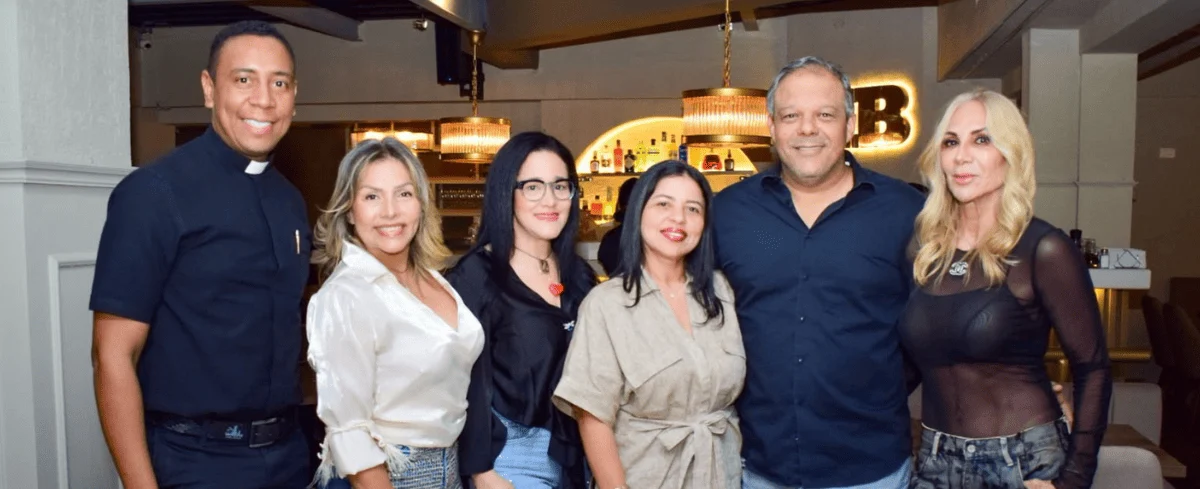 Sandra Patiño, Adriana Galviz, Katlyn Vargas, Ulises Guerra, Gloria Raad, padre Carlos Imbrecht
