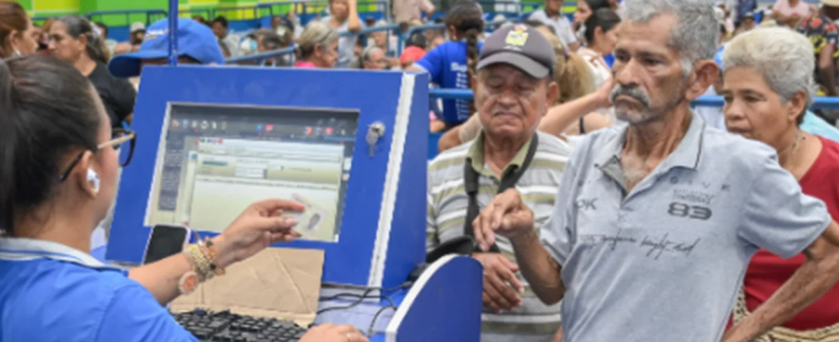 Fila para reclamar subsidio de Colombia Mayor.