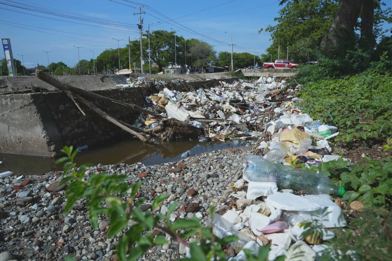 Botellas, icopor y platos desechables volvieron a obstruir el flujo de la Acequia Las Mercedes, según reportó la Alcaldía de Valledupar tras el aguacero del viernes 25. Foto: Alcaldía de Valledupar.