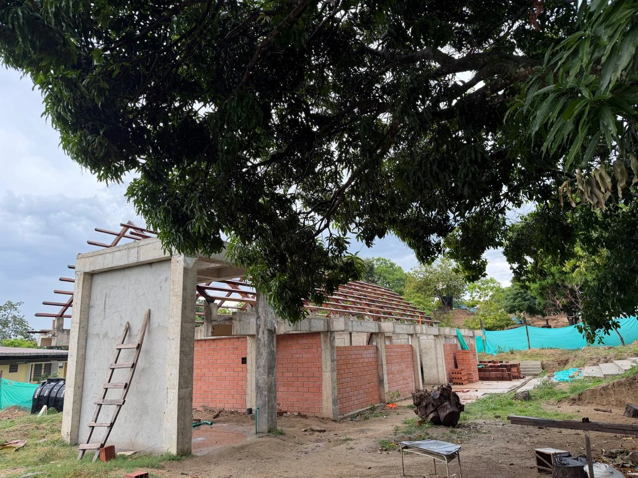 Vista actual de la nueva sede de la Biblioteca Pública Kankuaka en Atánquez: la construcción permanece inconclusa tras una cadena de suspensiones y prórrogas contractuales. Foto: Cortesía.