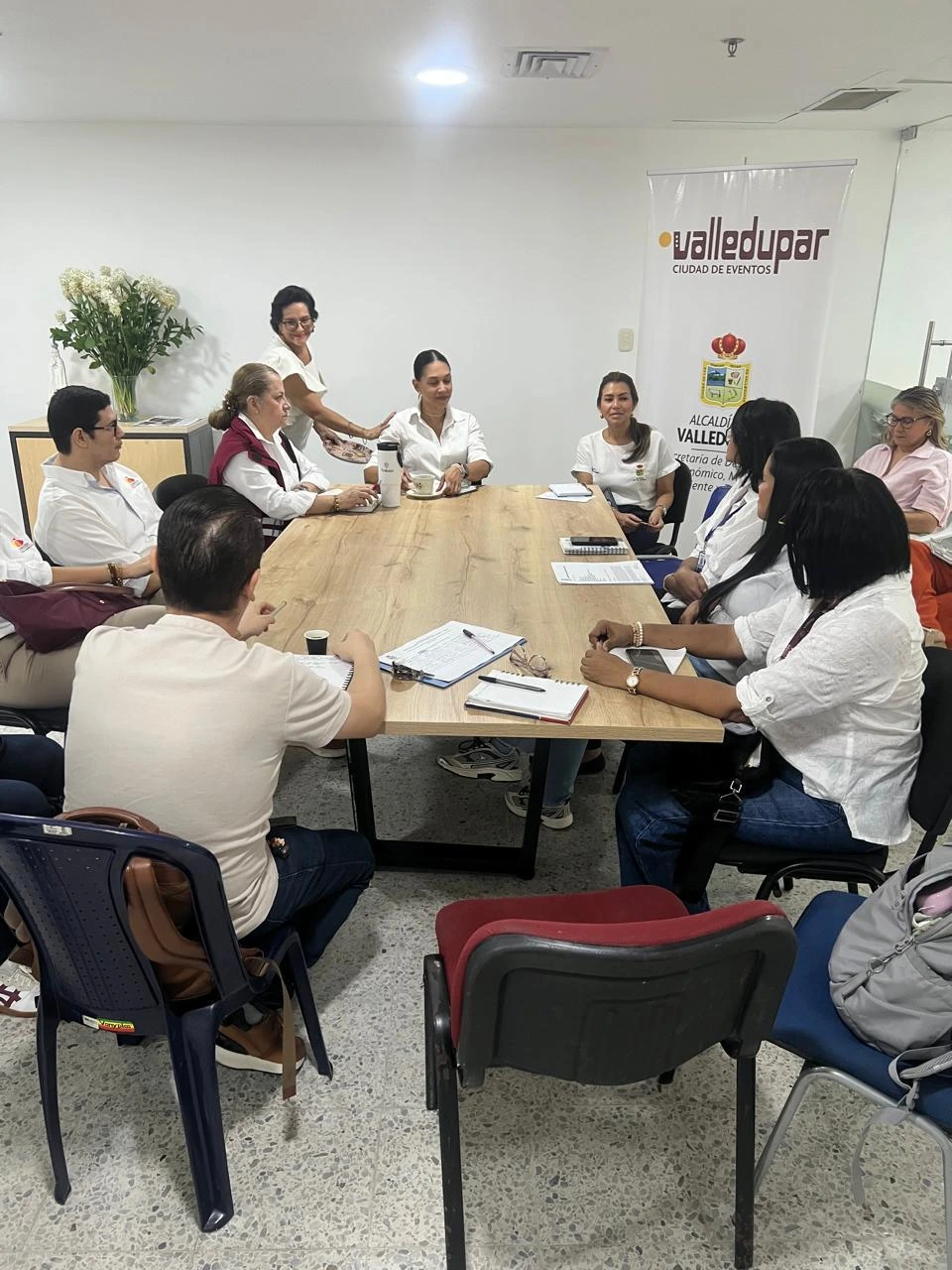 Representantes del Ministerio del Trabajo, entidades locales y gremios se reunieron en Valledupar para abordar acciones de formalización laboral. Foto: Cortesía.