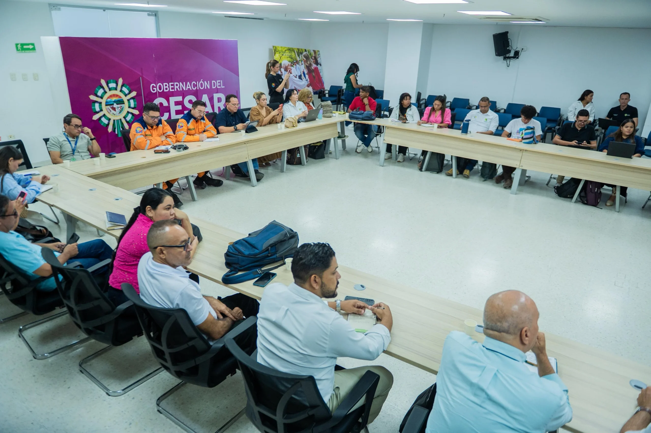 Funcionarios de la Oficina Departamental de Gestión del Riesgo se reunieron con representantes de los 17 cuerpos de bomberos del Cesar. Foto: Gobernación del Cesar.