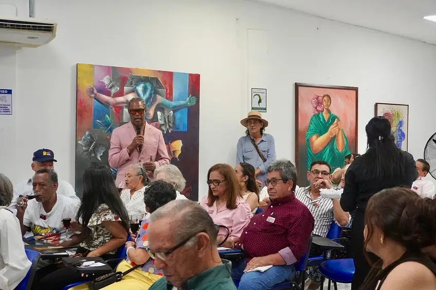 Carlos Julio Márquez Velásquez, Kjuma, construyó una propuesta pictórica reconocible por sus símbolos, colores y referencias al Caribe y a la cultura vallenata. Su legado fue recordado durante la conmemoración de los 81 años de su natalicio. Foto: Cortesía.