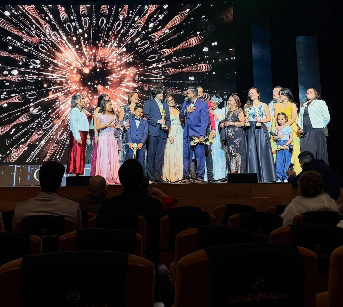 Eberto Manotas, Mauro Andrade y el equipo de Buscando a papá celebraron los reconocimientos obtenidos por la producción en la gala de SmartFilms 2026, realizada en Bogotá. Foto: Smartfilms