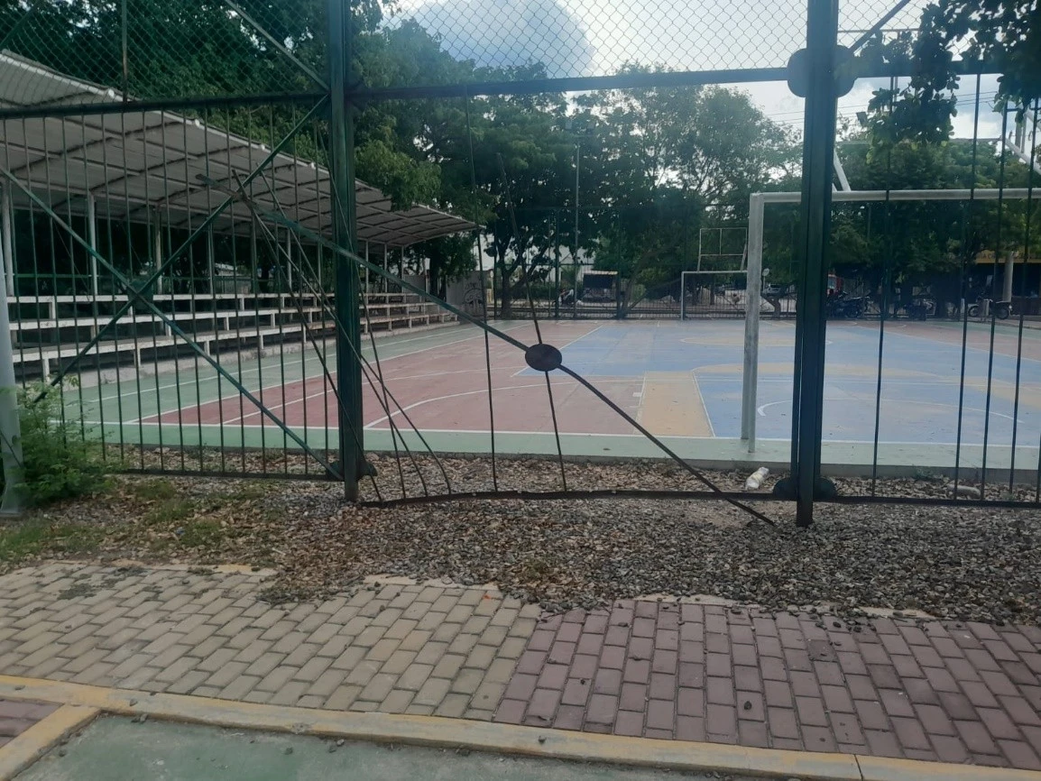 La comunidad de María Camila Sur asegura que los juegos infantiles, equipos biosaludables y estructuras metálicas del parque presentan deterioro y requieren mantenimiento para evitar accidentes. Foto: Cortesía.